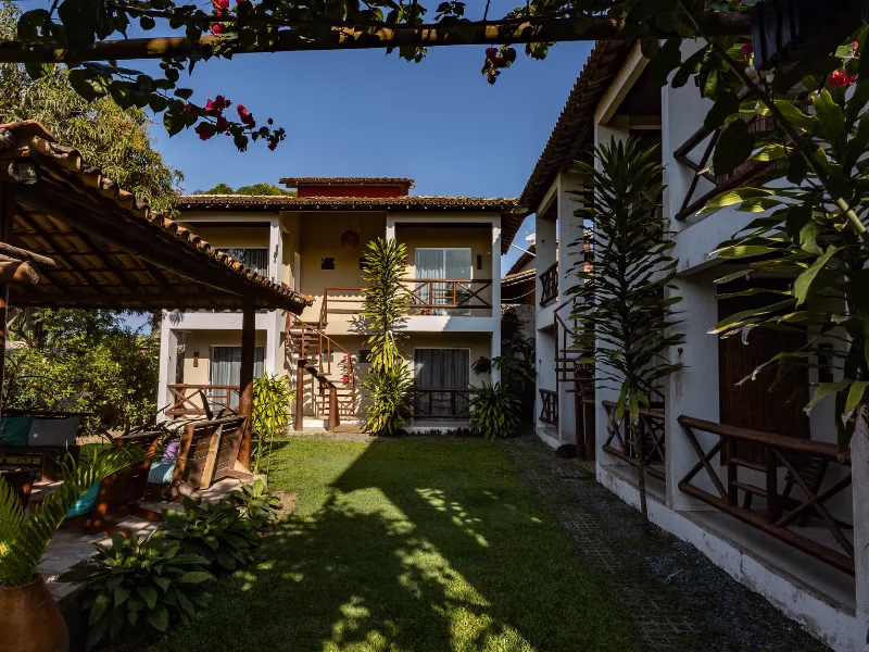 Área verde e jardim da Pousada Terra Mar Way