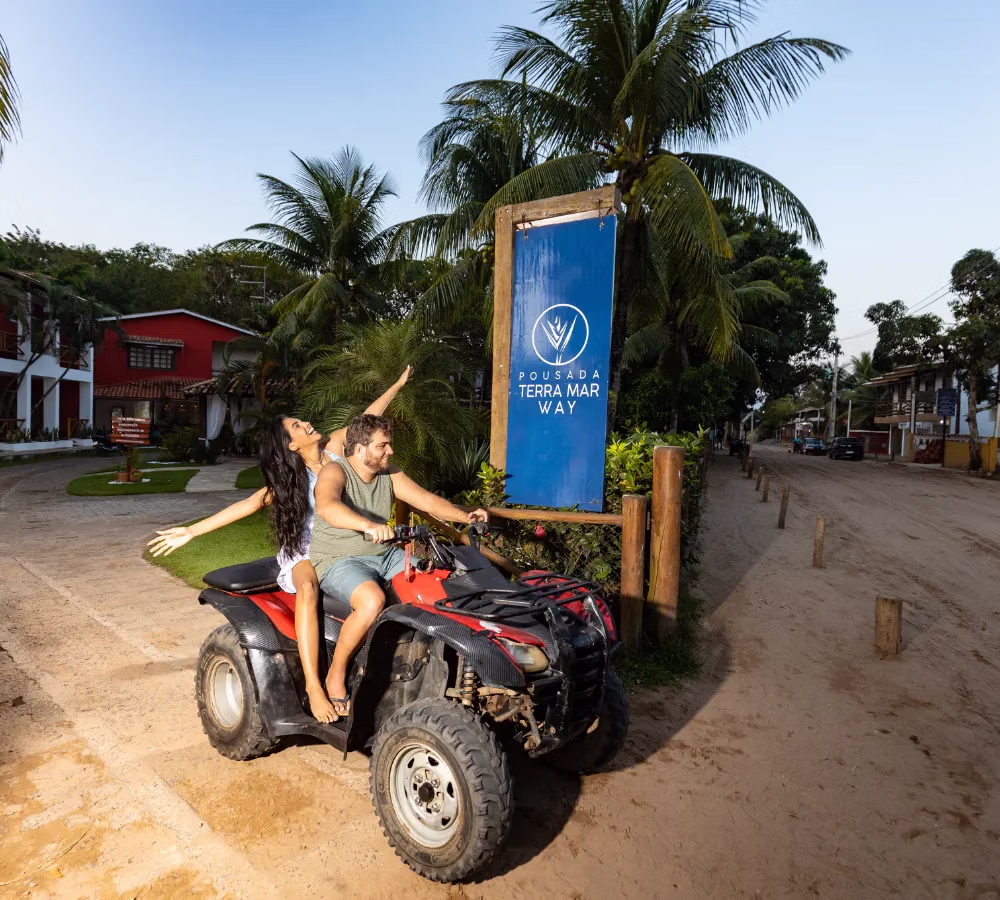 Fachada e jardim da Pousada Terra Mar Way em Barra Grande