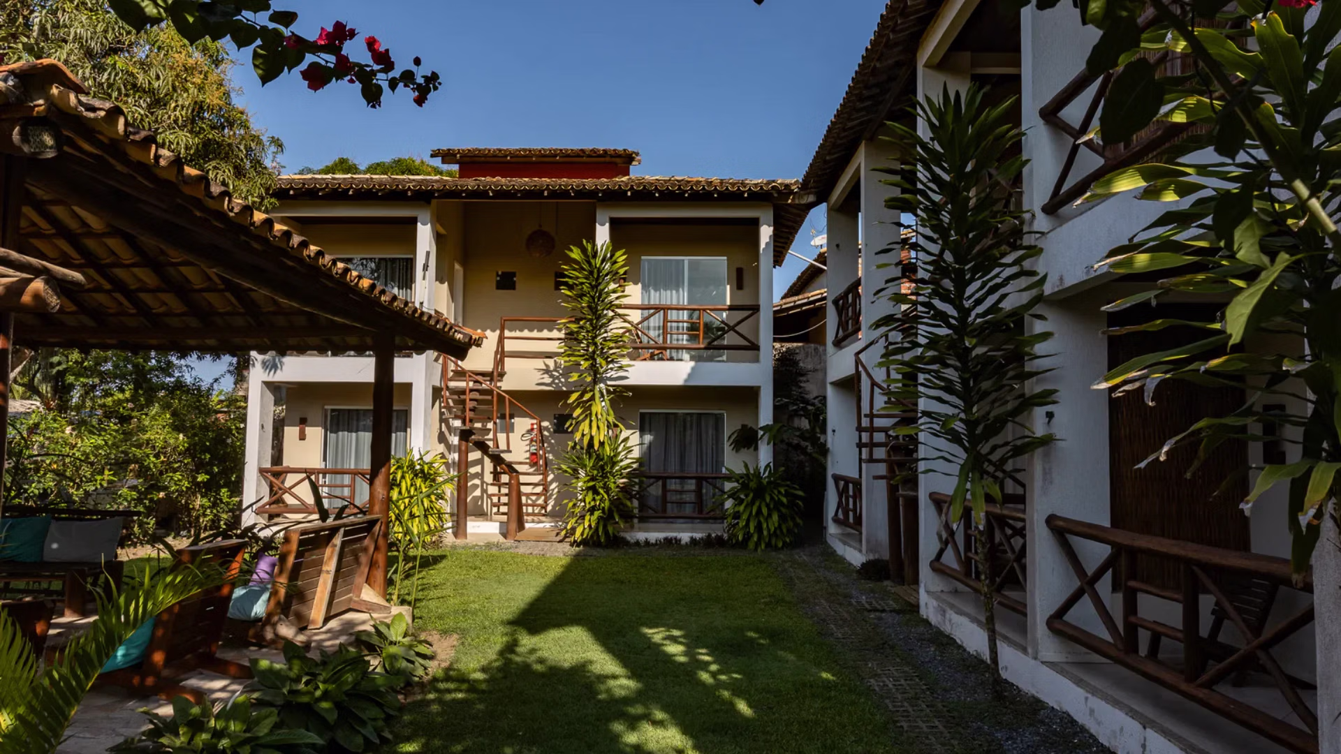 Jardim e área externa da Pousada Terra Mar Way