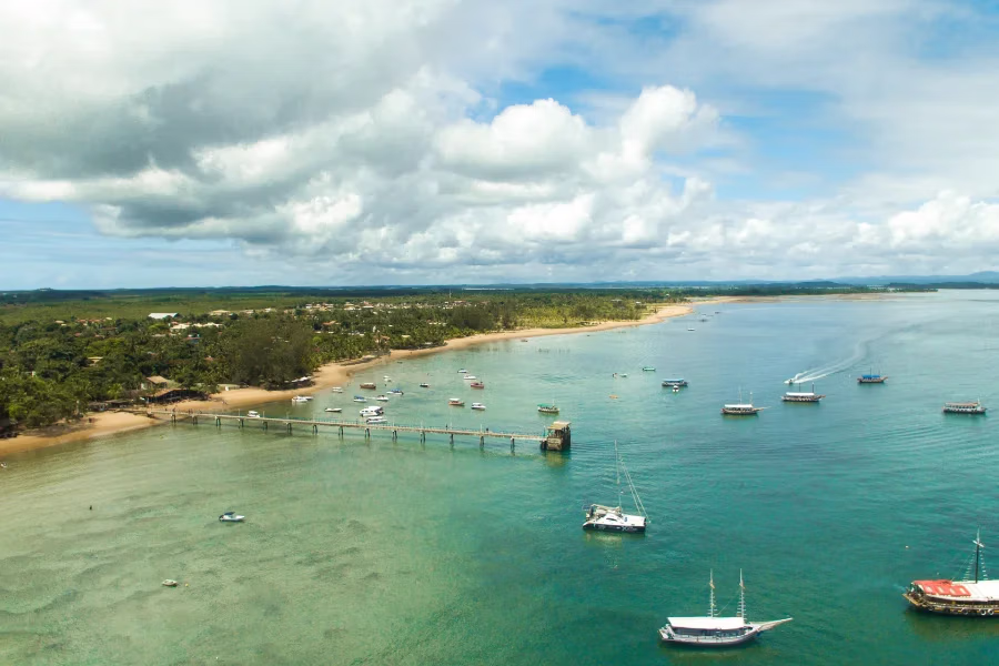 Vista aérea do píer e barcos em Barra Grande, Maraú