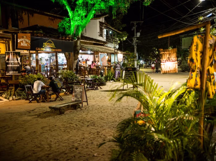 Galeria com bares e restaurantes na vila de Barra Grande à noite