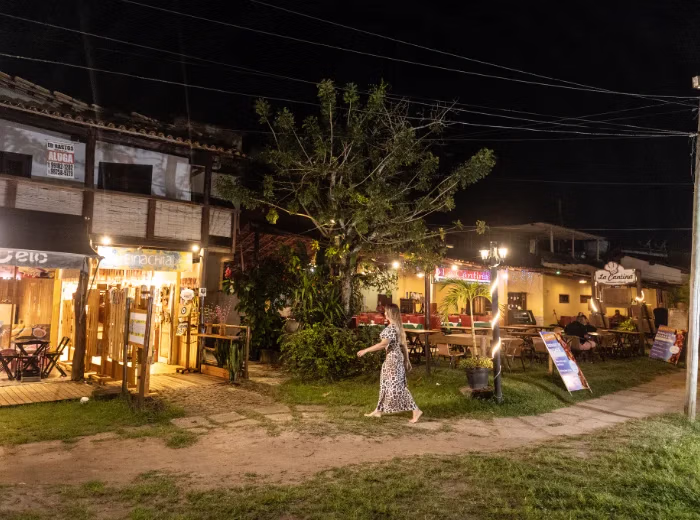 Restaurantes e vida noturna na vila de Barra Grande