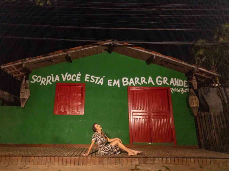 Fachada iluminada na vila de Barra Grande à noite