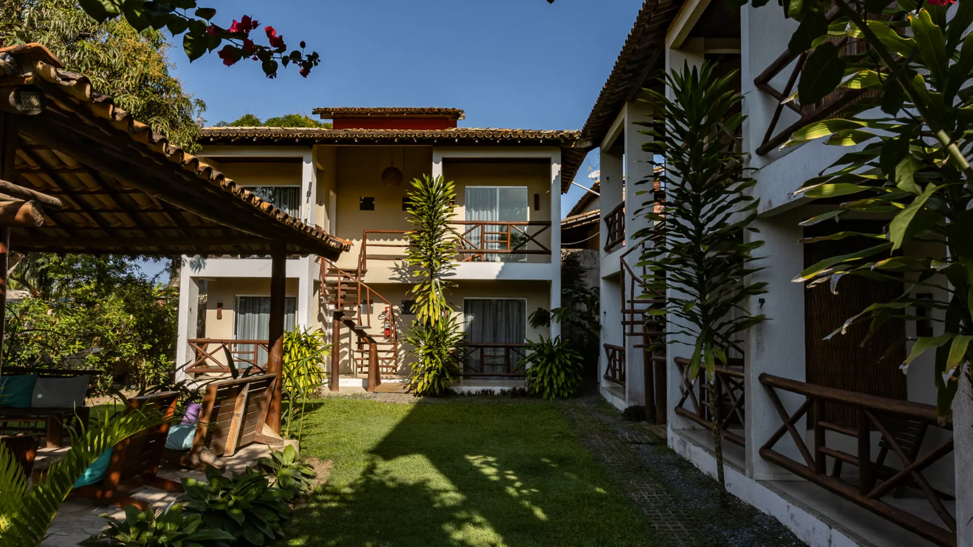 Jardim e área externa da Pousada Terra Mar Way